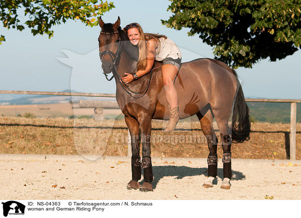 Frau und Deutsches Reitpony / woman and German Riding Pony / NS-04363