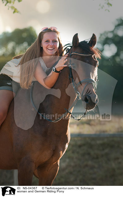 Frau und Deutsches Reitpony / woman and German Riding Pony / NS-04367