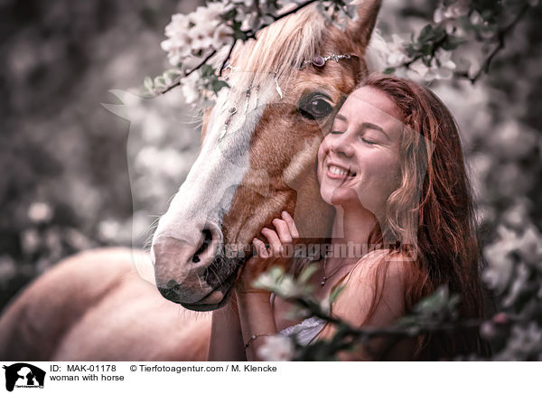 Frau mit Pferd / woman with horse / MAK-01178