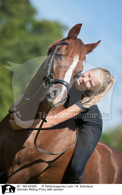 Deutsches Reitpony mit Frau / German Riding Pony with woman / NS-05480