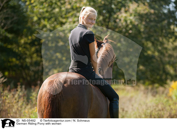 Deutsches Reitpony mit Frau / German Riding Pony with woman / NS-05482