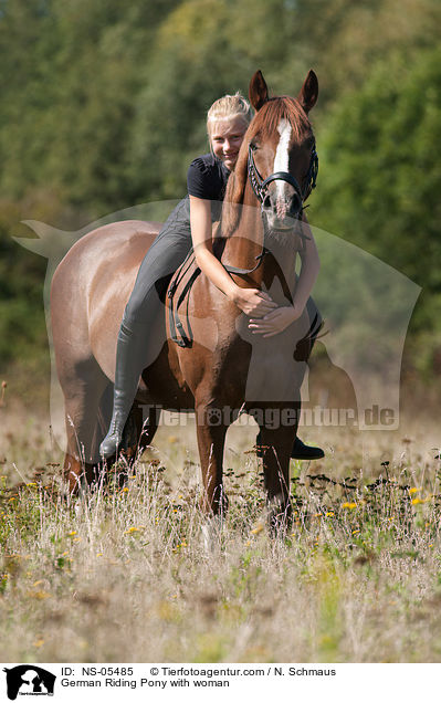 Deutsches Reitpony mit Frau / German Riding Pony with woman / NS-05485