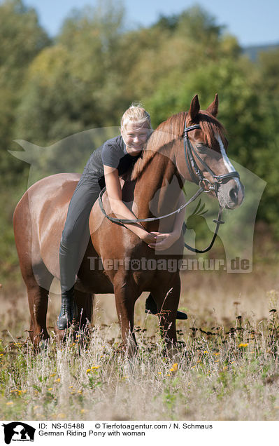 Deutsches Reitpony mit Frau / German Riding Pony with woman / NS-05488