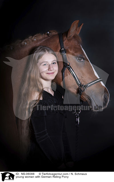 junge Frau mit Deutschem Reitpony / young woman with German Riding Pony / NS-06088