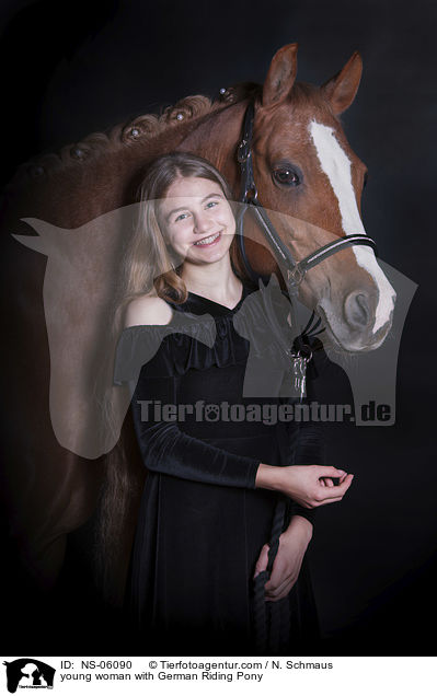 junge Frau mit Deutschem Reitpony / young woman with German Riding Pony / NS-06090