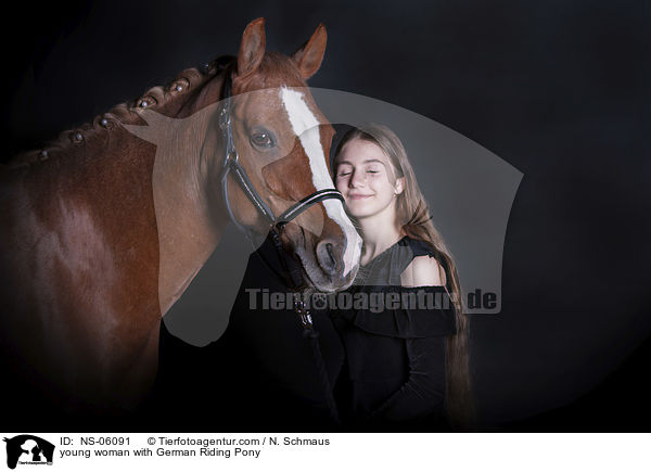 junge Frau mit Deutschem Reitpony / young woman with German Riding Pony / NS-06091