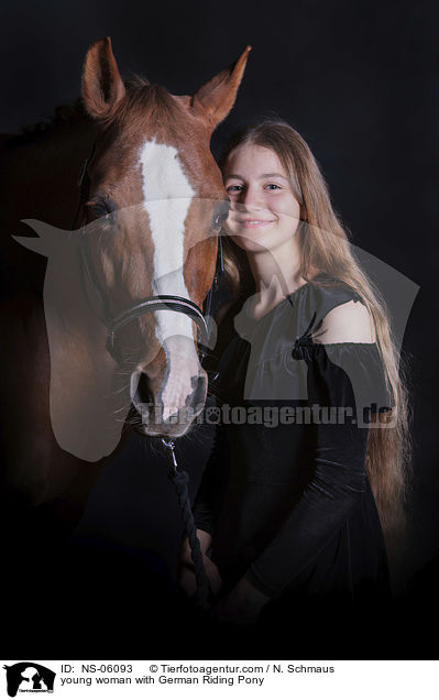 junge Frau mit Deutschem Reitpony / young woman with German Riding Pony / NS-06093