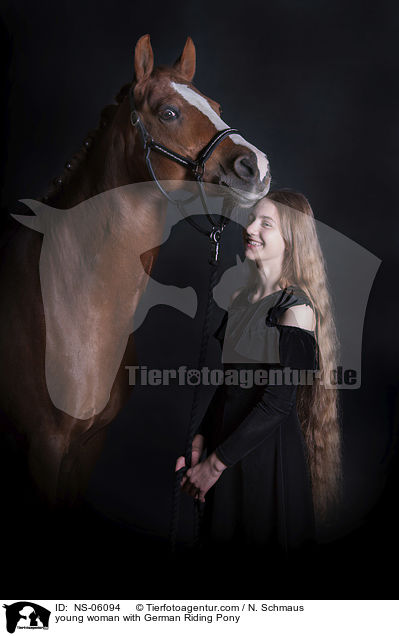 junge Frau mit Deutschem Reitpony / young woman with German Riding Pony / NS-06094