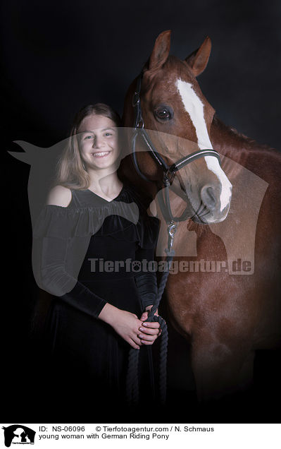junge Frau mit Deutschem Reitpony / young woman with German Riding Pony / NS-06096