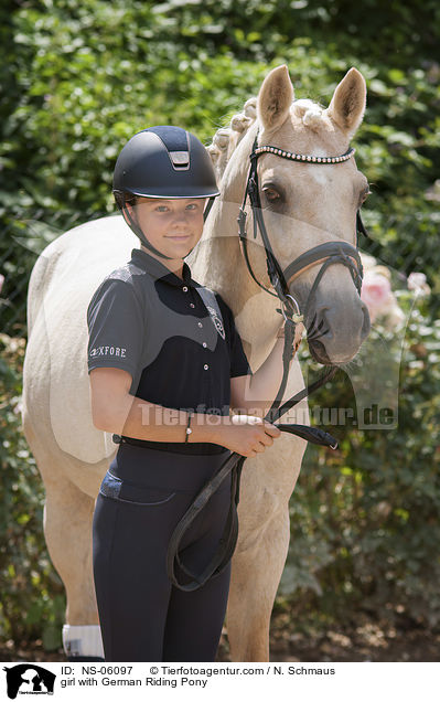 Mdchen mit Deutschem Reitpony / girl with German Riding Pony / NS-06097