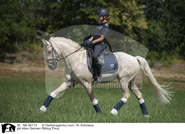 Mdchen reitet Deutsches Reitpony / girl rides German Riding Pony / NS-06114