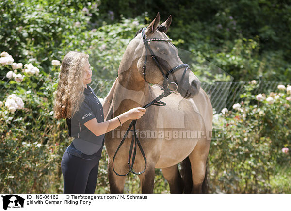 Mdchen mit Deutschem Reitpony / girl with German Riding Pony / NS-06162