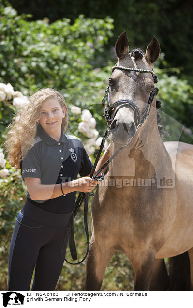 Mdchen mit Deutschem Reitpony / girl with German Riding Pony / NS-06163