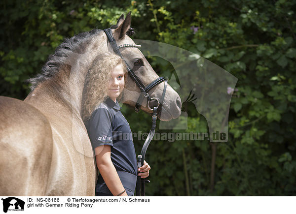 Mdchen mit Deutschem Reitpony / girl with German Riding Pony / NS-06166