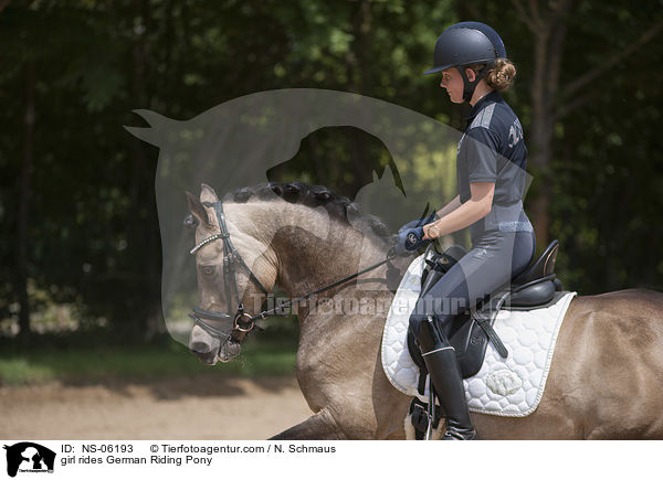 Mdchen reitet Deutsches Reitpony / girl rides German Riding Pony / NS-06193