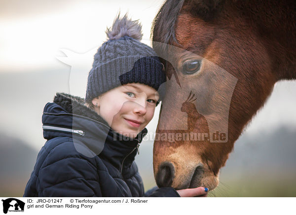 Mdchen und Deutsches Reitpony / girl and German Riding Pony / JRO-01247