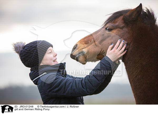 Mdchen und Deutsches Reitpony / girl and German Riding Pony / JRO-01248