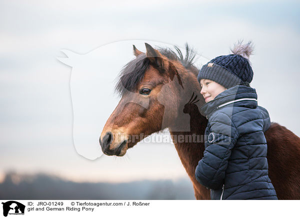Mdchen und Deutsches Reitpony / girl and German Riding Pony / JRO-01249