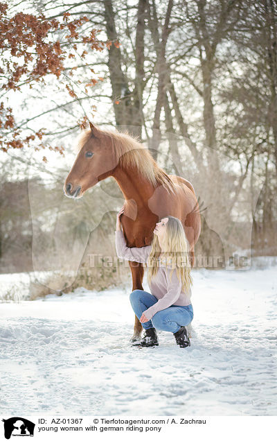 junge Frau mit Deutschem Reitppony / young woman with german riding pony / AZ-01367