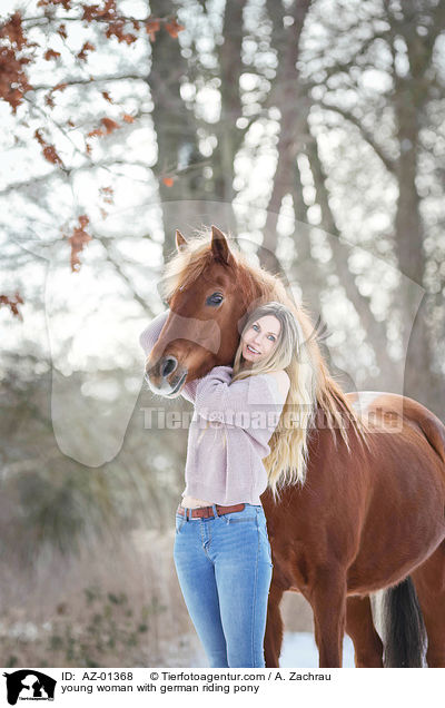 junge Frau mit Deutschem Reitppony / young woman with german riding pony / AZ-01368