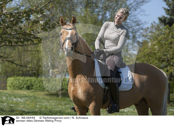 Frau reitet Deutsches Reitpony / woman rides German Riding Pony / NS-06448