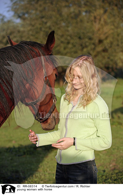 junge Frau mit Pferd / young woman with horse / RR-08314