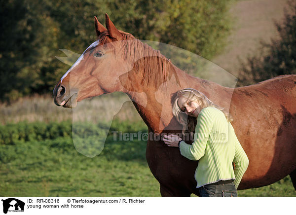 junge Frau mit Pferd / young woman with horse / RR-08316
