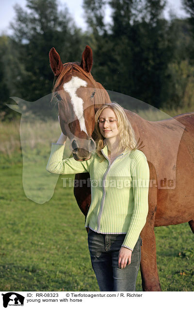 junge Frau mit Pferd / young woman with horse / RR-08323