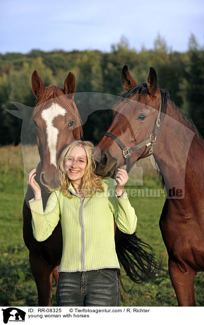 junge Frau mit Pferden / young woman with horses / RR-08325