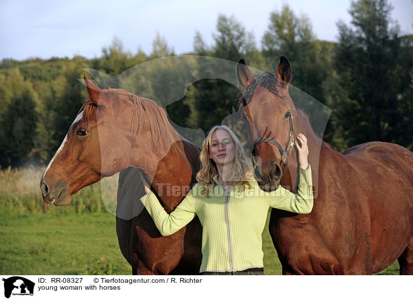 junge Frau mit Pferden / young woman with horses / RR-08327