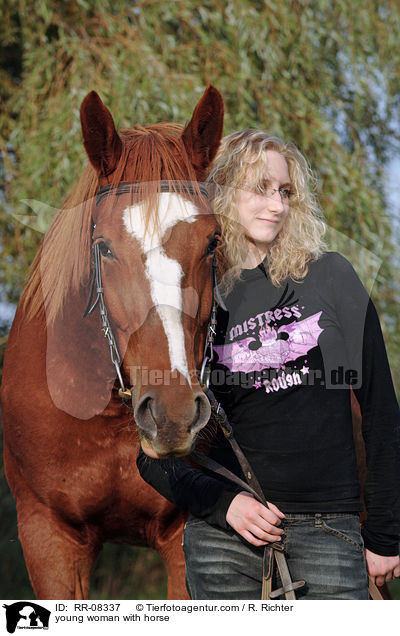 junge Frau mit Pferd / young woman with horse / RR-08337