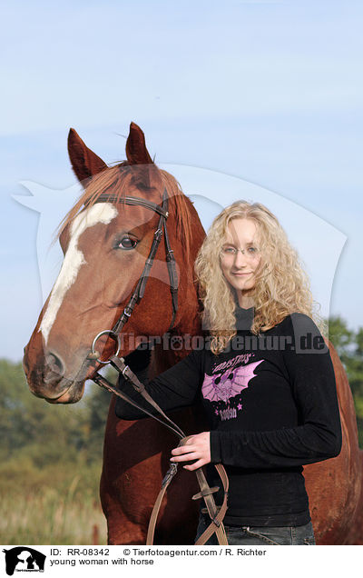 junge Frau mit Pferd / young woman with horse / RR-08342