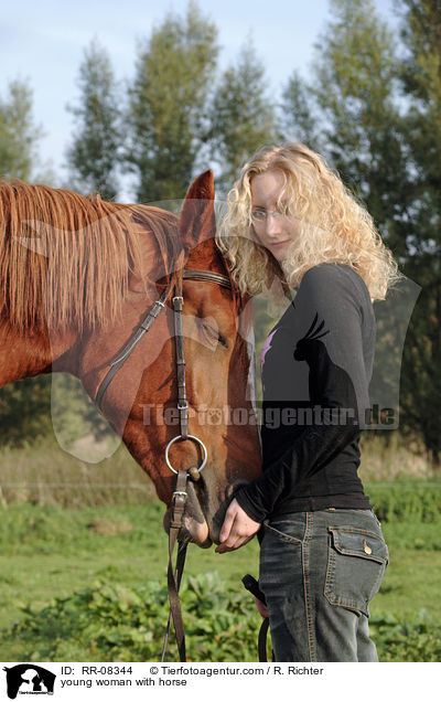 junge Frau mit Pferd / young woman with horse / RR-08344