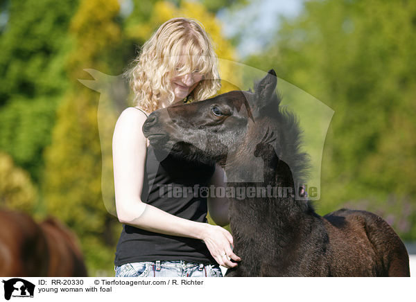 junge Frau mit Fohlen / young woman with foal / RR-20330