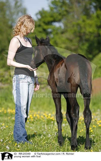 junge Frau mit Fohlen / young woman with foal / RR-20349