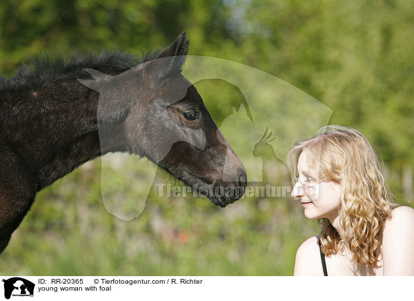 junge Frau mit Fohlen / young woman with foal / RR-20365