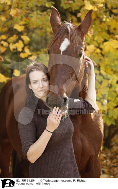 junge Frau mit Deutschem Sportpferd / young woman with horse / RR-31254