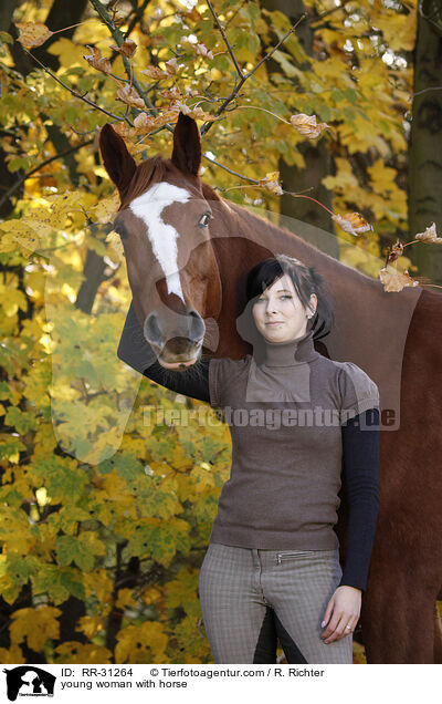 junge Frau mit Deutschem Sportpferd / young woman with horse / RR-31264