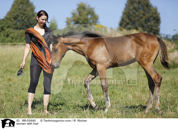 Frau mit Fohlen / woman with foal / RR-55680
