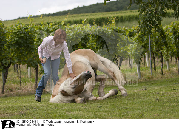 Frau mit Haflinger / woman with Haflinger horse / SKO-01461