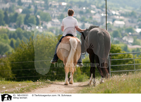 Ausritt mit Handpferd / riding woman / NS-03031