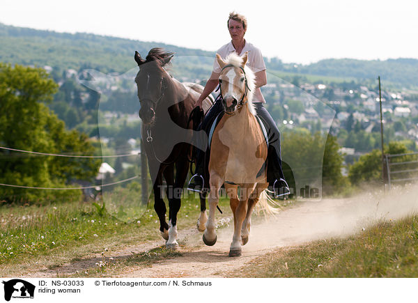 Ausritt mit Handpferd / riding woman / NS-03033