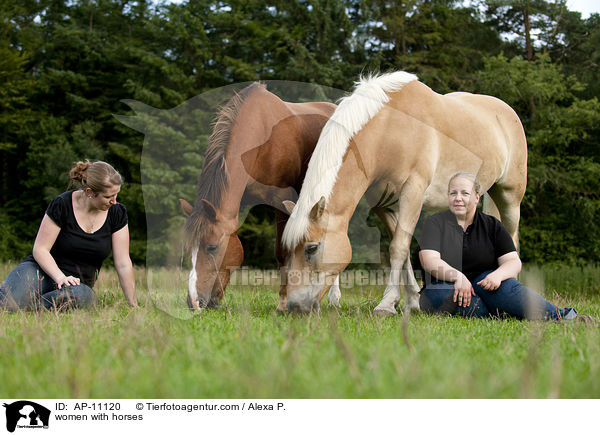 women with horses / AP-11120