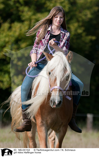 Mdchen reitet Haflinger / girl rides Haflinger horse / NS-04142