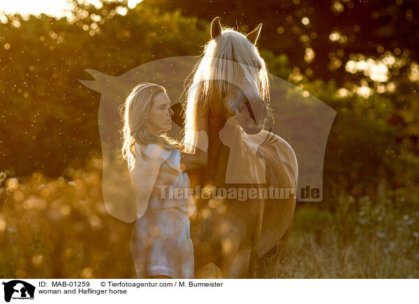 Frau und Haflinger / woman and Haflinger horse / MAB-01259