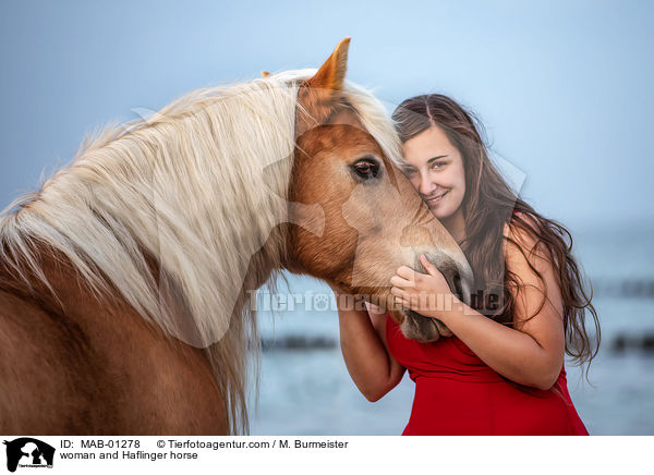 Frau und Haflinger / woman and Haflinger horse / MAB-01278