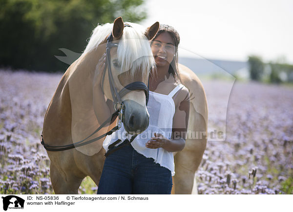 Frau mit Haflinger / woman with Haflinger / NS-05836