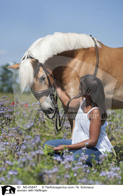 Frau mit Haflinger / woman with Haflinger / NS-05847