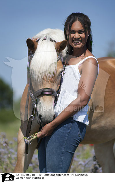 Frau mit Haflinger / woman with Haflinger / NS-05848