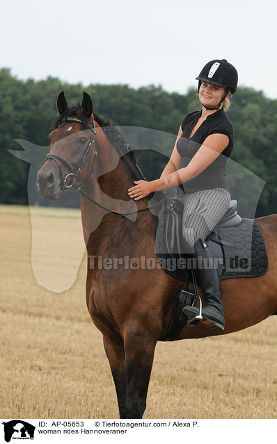 Frau reitet Hannoveraner / woman rides Hannoveraner / AP-05653